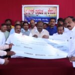 mandya HD Kumaraswamy gives check to mysurgar teachers