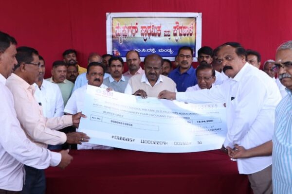 mandya HD Kumaraswamy gives check to mysurgar teachers