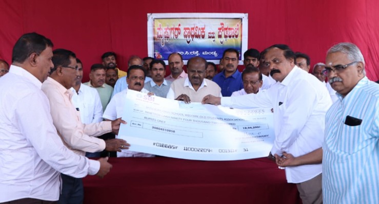 mandya HD Kumaraswamy gives check to mysurgar teachers