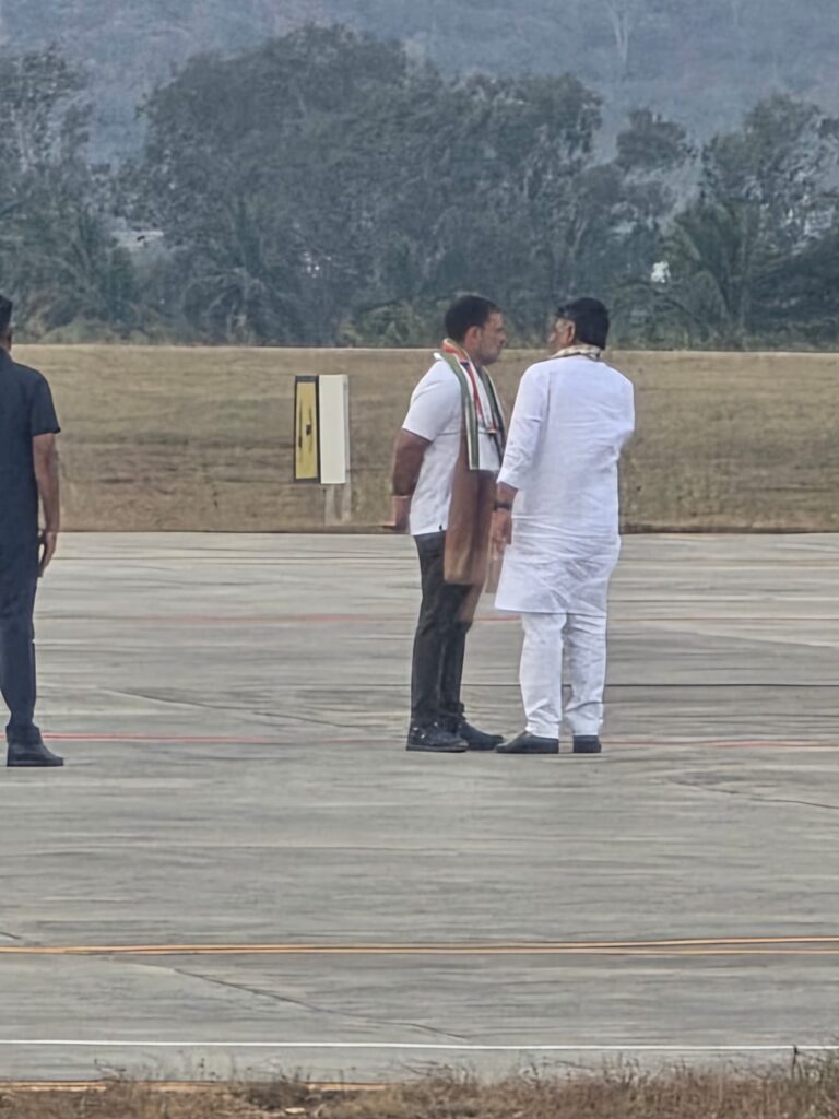 Rahul Gandhi and dk shivakumar meeting in airport runway