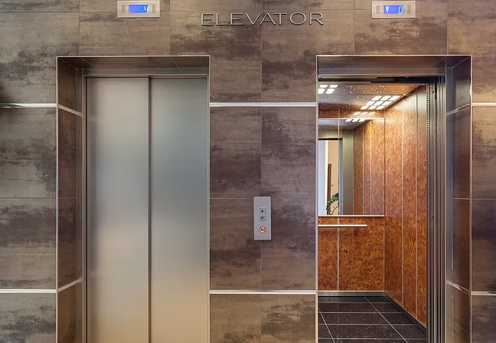 lift mishap 6 bengaluru tourist injured