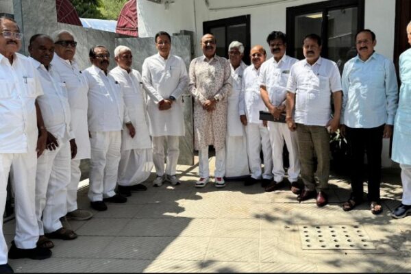 Karnataka 12 MLA meets randeep surjewala regarding cabinet expansion