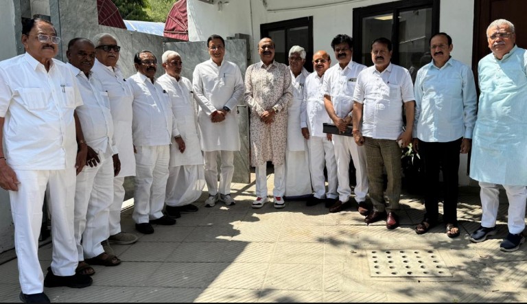 Karnataka 12 MLA meets randeep surjewala regarding cabinet expansion