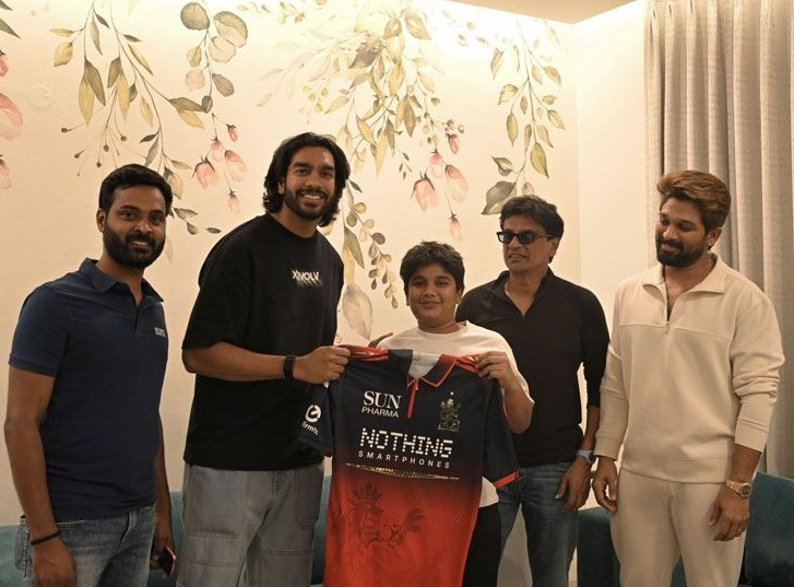 RCB Star Venkatesh Iyer gives surprise to allu arjun son