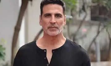 bollywood actor kiladi Akshay Kumar undergone eye surgery takes break from shooting