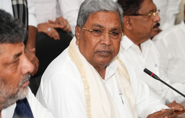 siddaramaiah becomes emotional after resignation