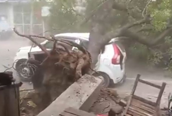 heavy storm in uttar pradesh 104 people lost life