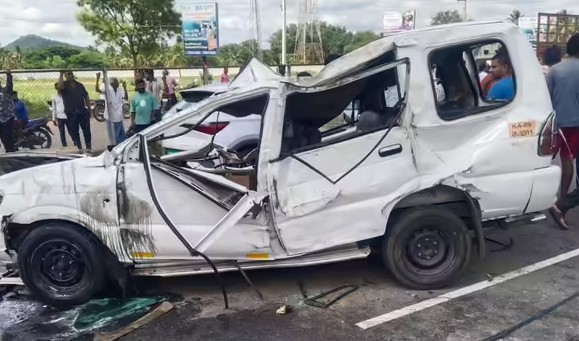 Road mishap 4 beo injured one driver lost life in express way