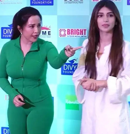 acyress shreeleela humiliated by amruta Fadnavis in yoga function Bollywood