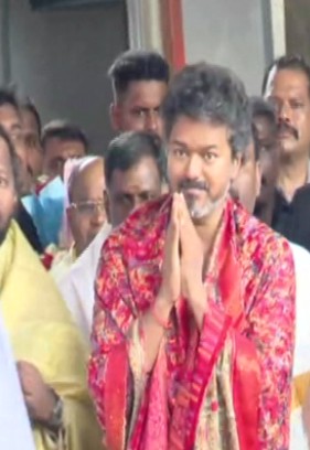 Cm vijay first Karnataka visit took darshana of kolluru mookambike devi