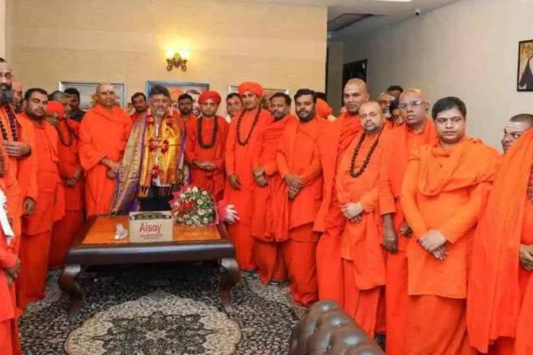DK Shivakumar invited many swamijis