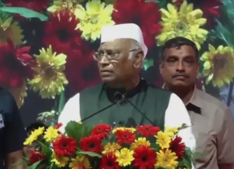 Mallikarjun Kharge Scolds Congress Workers Shouting slogan dk shivakumar