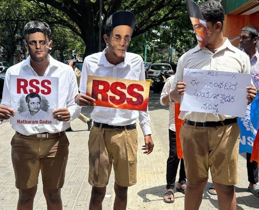 NSUI different type protest Infront of KPCC office regarding Priyank kharge questions to RSS