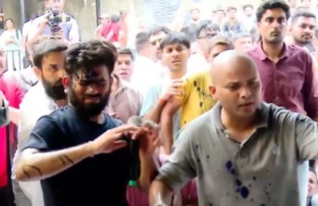 Tensions Flare at Delhi Protest as Woman Targets CJP Founder Abhijeet Dipke with Ink Attack