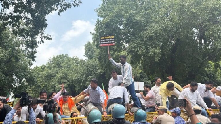 Punjab: ಪಂಜಾಬ್ ಪೇಪರ್ ಲೀಕ್ ವಿವಾದ: ದೆಹಲಿ ಎಎಪಿ ಕಚೇರಿ ಎದುರು ಬಿಜೆಪಿ ಭಾರಿ ಪ್ರತಿಭಟನೆ