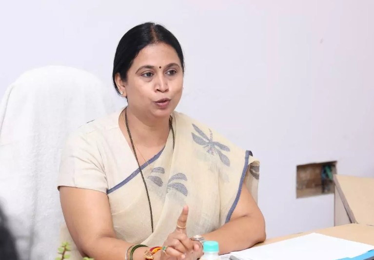 All Destiny Dropped Minister Laxmi Hebbalkar Silent Assembly Gesture Steals Spotlight on Day 1
