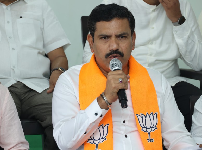 Nagendra Blackmailed Congress High Command for Minister Post BJP State President BY Vijayendra