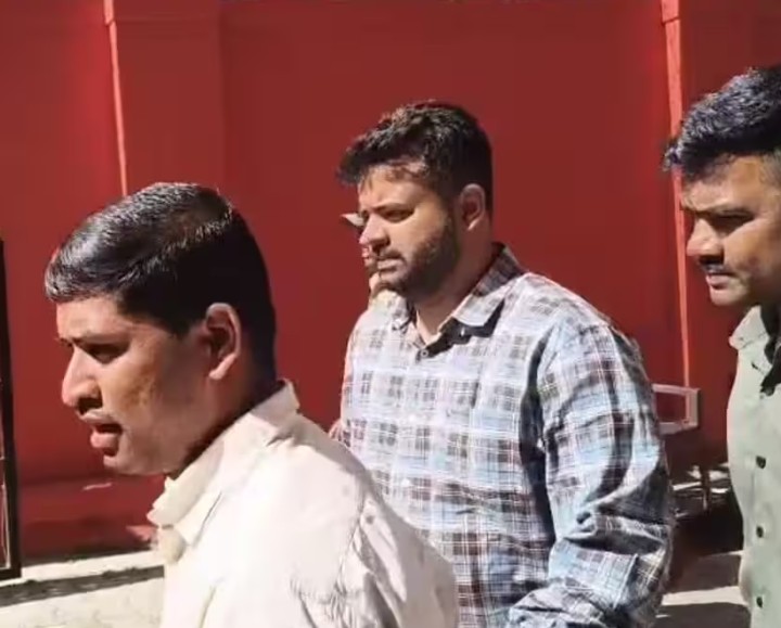 Phone Usage in Parappana Agrahara Prajawal Revanna Confesses to Making Calls Home