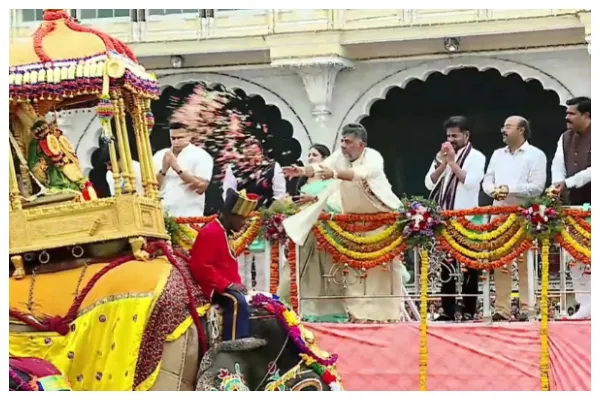 Elephant Prashanth Carries 750kg Golden Howdah Towards Bannimantapa in Majestic Dasara Parade