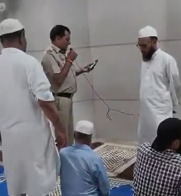 Delhi Police Officer Uses Chandni Chowk Mosque Mic to Appeal for Peace Ahead of CJP Protests