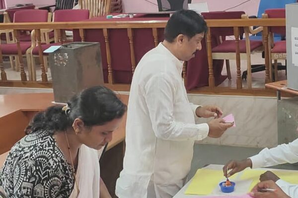 Major Security Lapse in Graduates Constituency Polls Unknown Woman Casts Fake Vote in Haveri