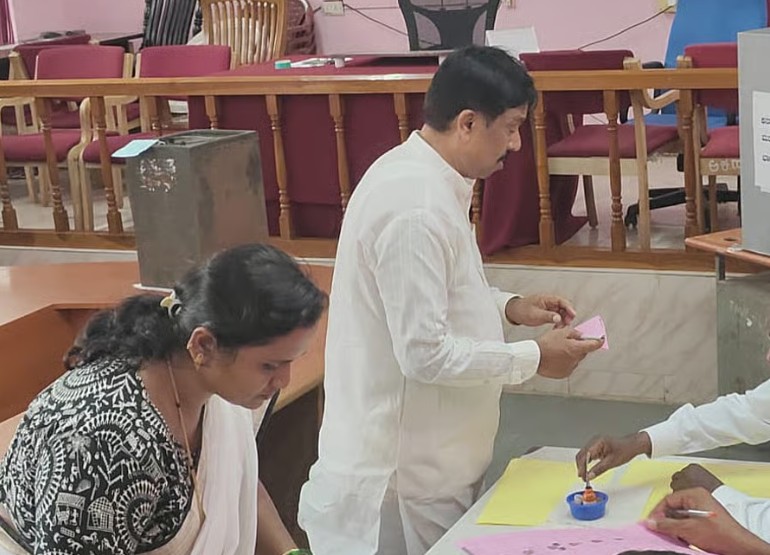Major Security Lapse in Graduates Constituency Polls Unknown Woman Casts Fake Vote in Haveri
