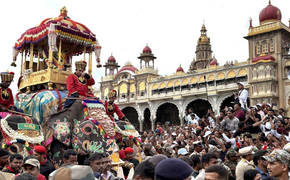 No Watching Jamboo Savari from Dilapidated Buildings or Trees Mysuru Dasara Police Issue Strict Ban