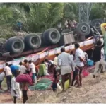 Road mishap Shocking Insensitivity in Raichur Onion Truck Flips Crowd Loots Cargo Ignoring Injured Driver and Cleaner