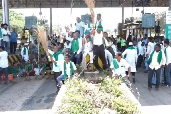 Fair Price and Higher MSP Demanded Sugarcane Cultivators Block Key National Highways Across Karnataka belagavi