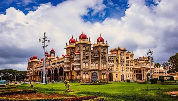 Who Owns the Palace and Golden Howdah Escalating Clash Between Karnataka Government and Mysuru Royal Family